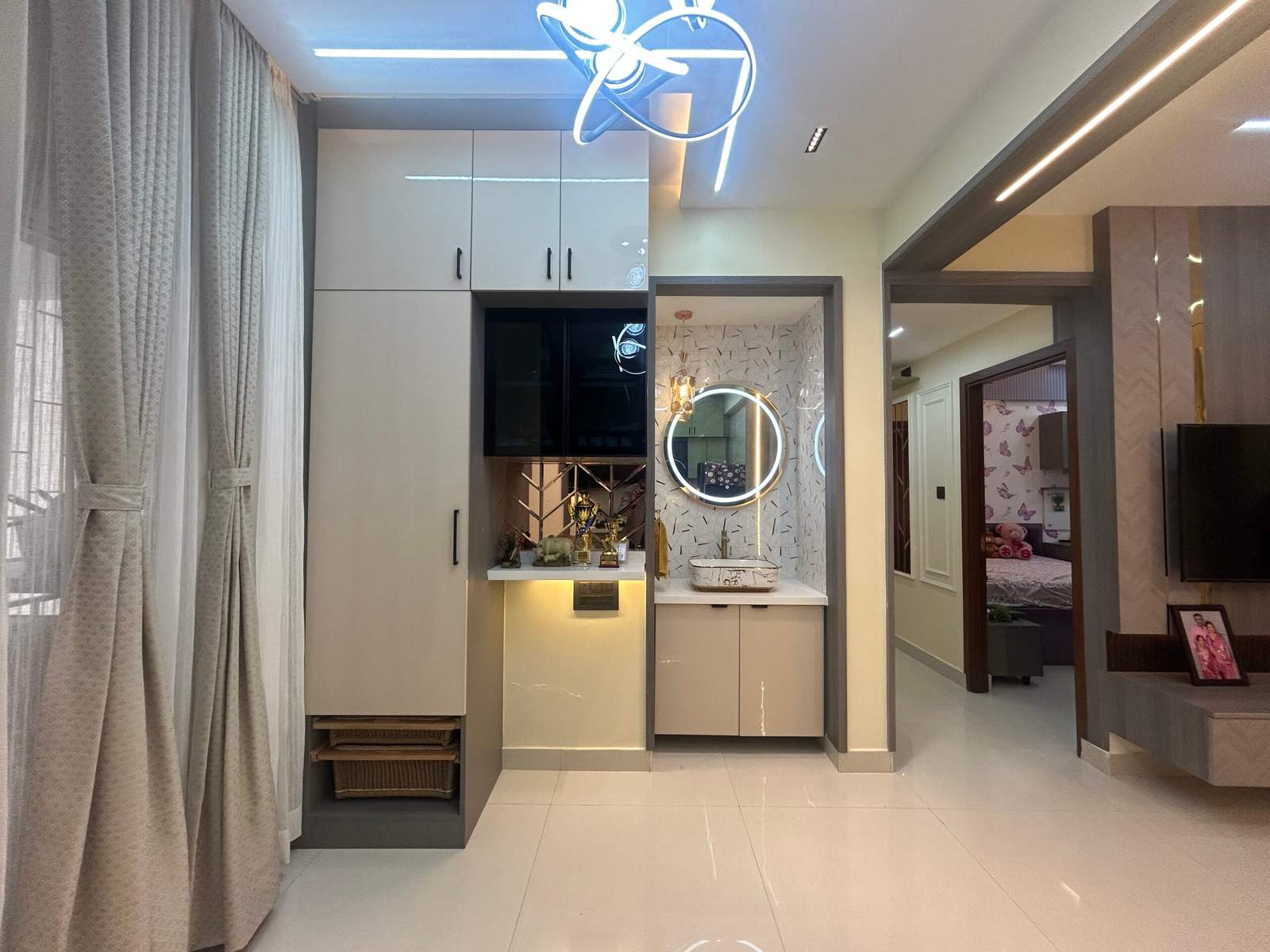 Modern dining area hand wash corner in Bangalore home by Olangana Design’s.