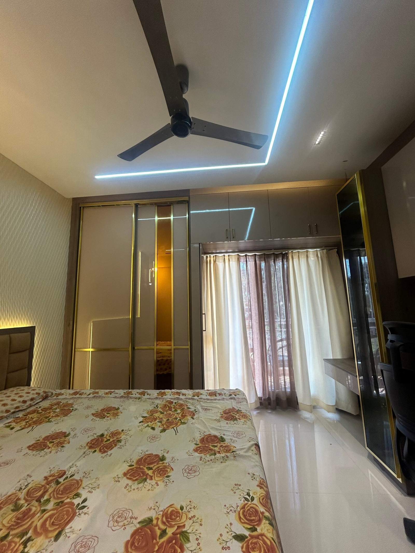 Well-ventilated bedroom interior with sliding wardrobe in a Bangalore home by Olangana Design’s.
